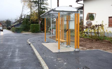 DOLENJE JEZERO NOVO AVTOBUSNO POSTAJALIŠČE 14 FOTO LJUBO VUKELIČ
